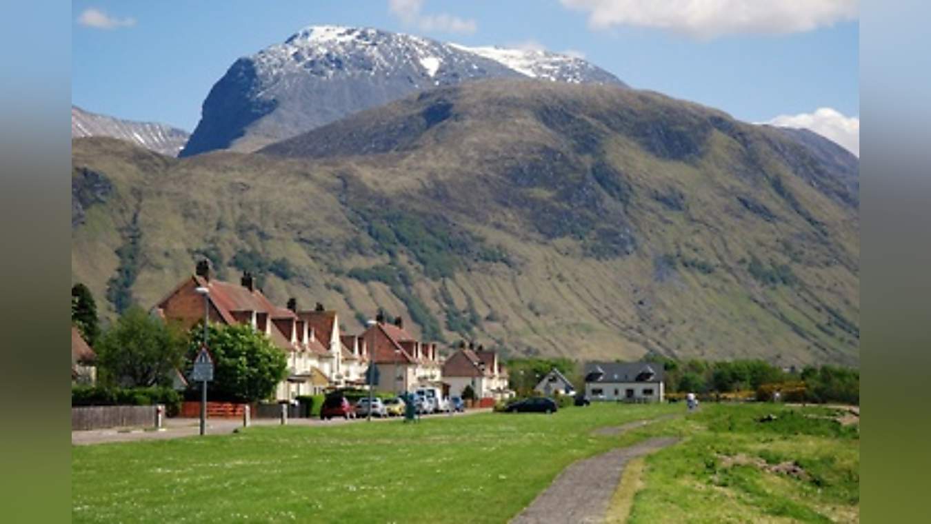 The highest mountain in britain. Гора Бен Невис в Великобритании. Гора Бен Невис в Шотландии. Бен-Невис грампианские горы. . Самая высокая гора британских островов, Бен-Невис.