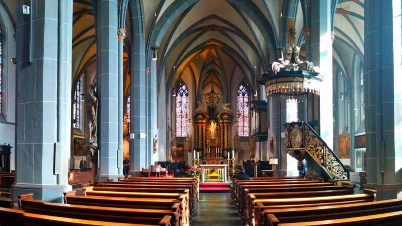 a-catholic-church-in-kalamazoo-michigan-opens-up-a-drive-thru